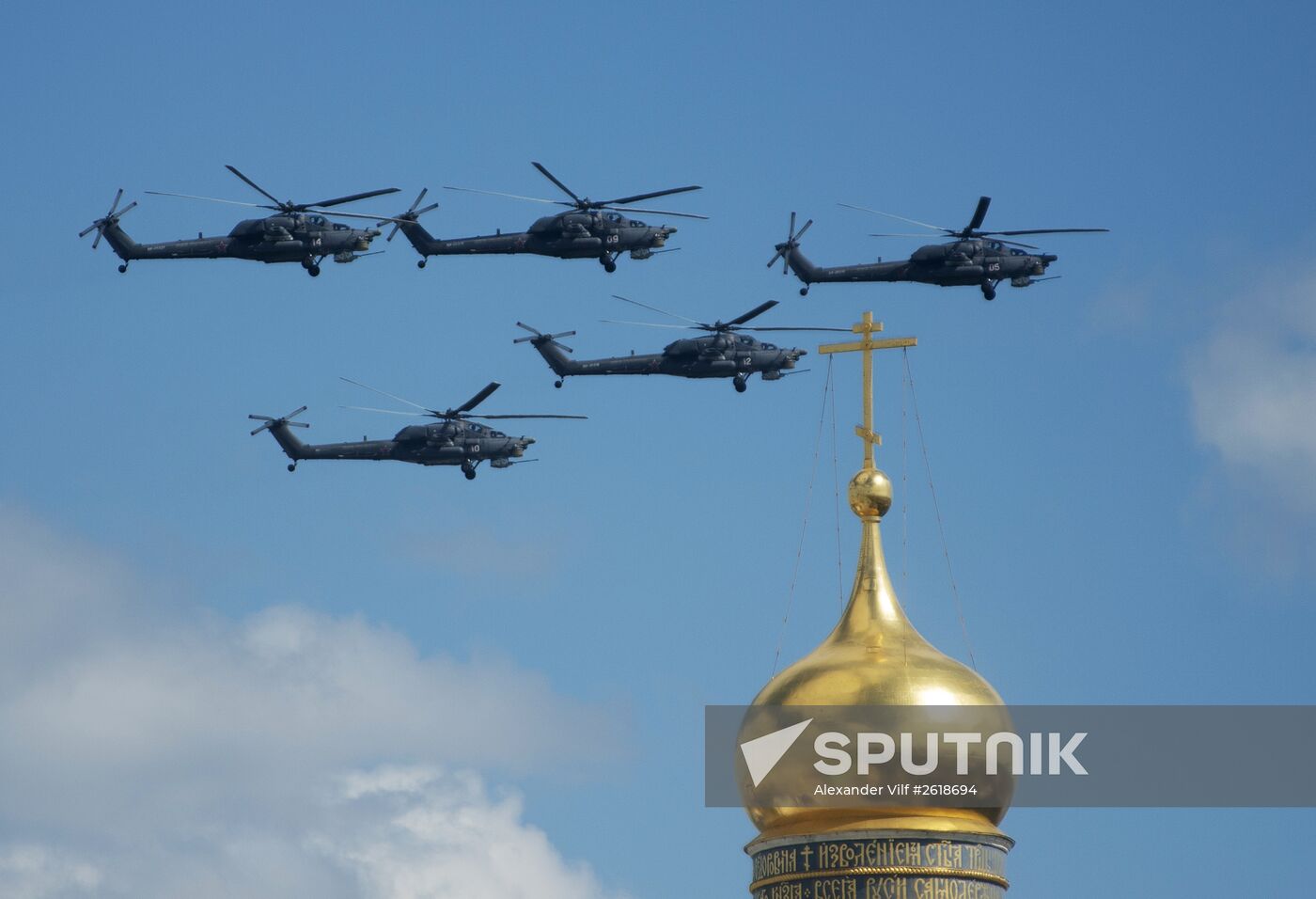 Moscow. Aircraft crews rehearse for parade marking 70th anniversary of victory in the Great Patriotic War