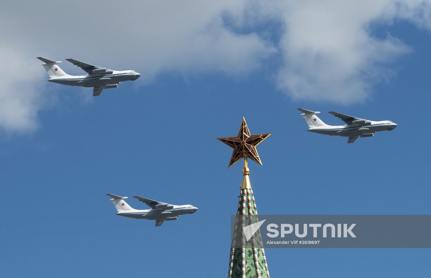 Moscow. Aircraft crews rehearse for parade marking 70th anniversary of victory in the Great Patriotic War