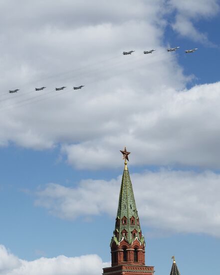 Moscow. Aircraft crews train for parade marking 70th anniversary of victory in the Great Patriotic War