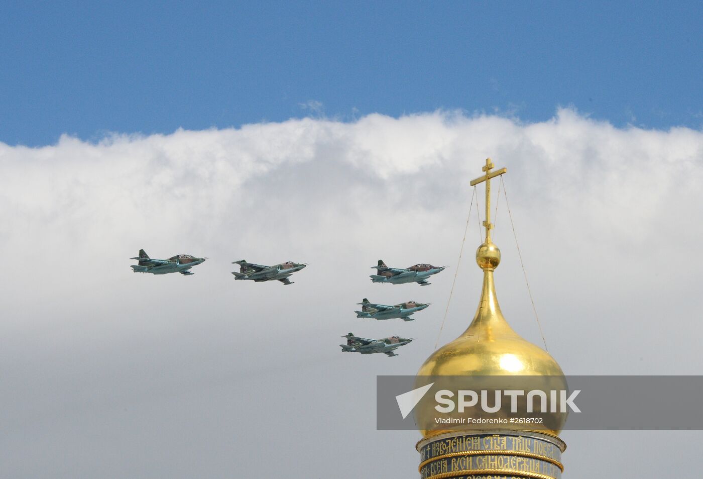 Moscow. Aircraft crews train for parade marking 70th anniversary of victory in the Great Patriotic War