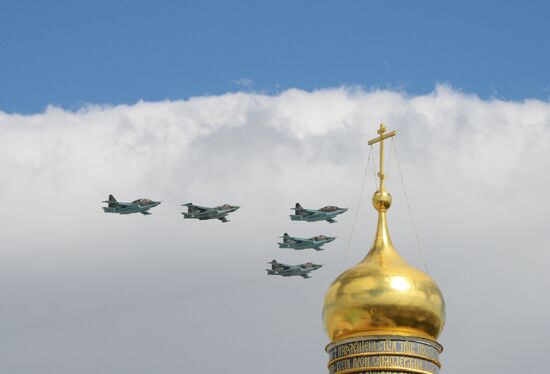 Moscow. Aircraft crews train for parade marking 70th anniversary of victory in the Great Patriotic War
