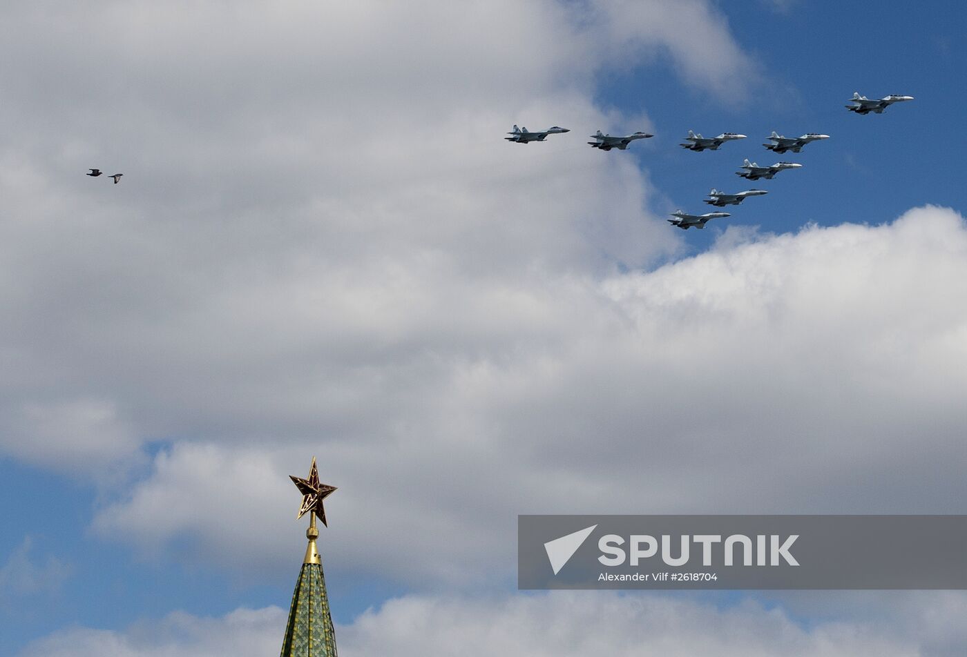 Moscow. Aircraft crews train for parade marking 70th anniversary of victory in the Great Patriotic War