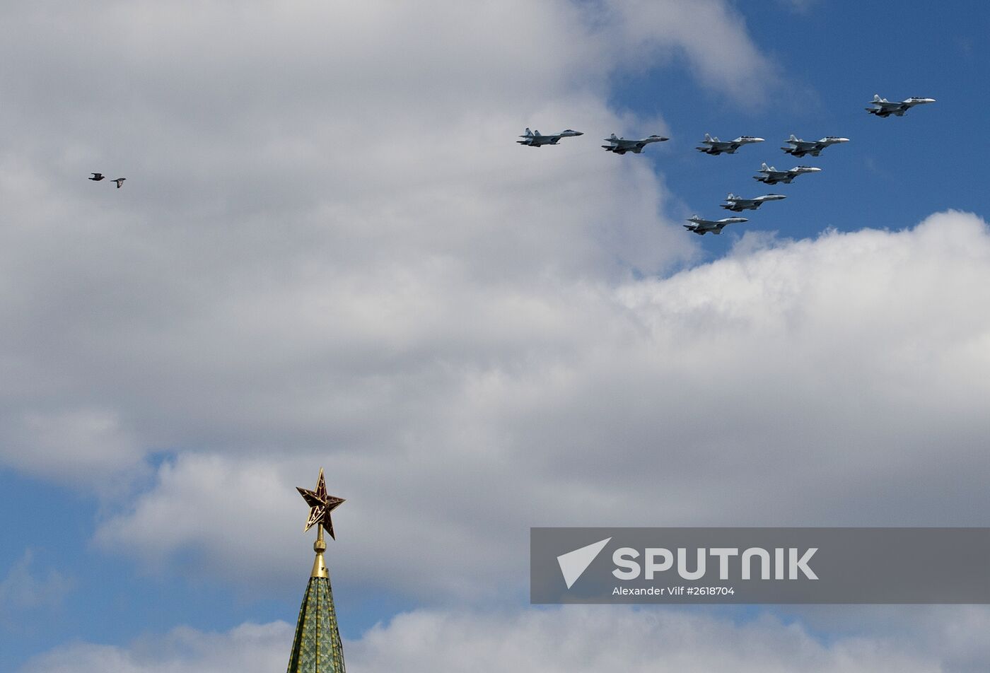 Moscow. Aircraft crews train for parade marking 70th anniversary of victory in the Great Patriotic War