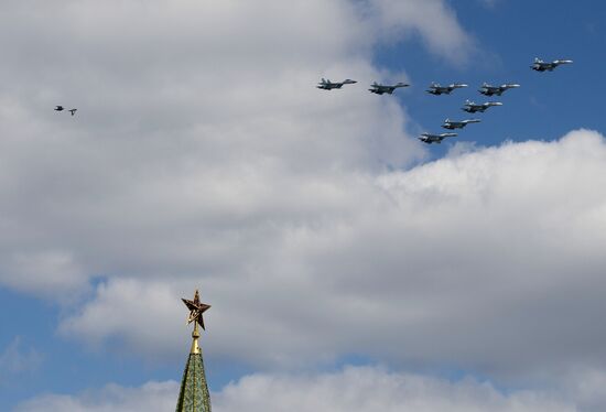 Moscow. Aircraft crews train for parade marking 70th anniversary of victory in the Great Patriotic War