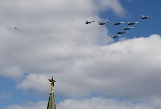 Moscow. Aircraft crews train for parade marking 70th anniversary of victory in the Great Patriotic War