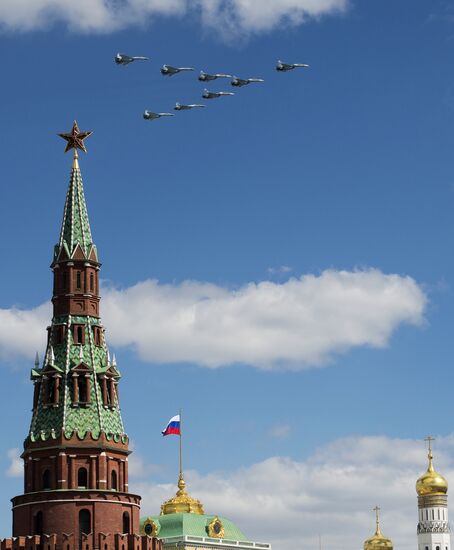 Moscow. Aircraft crews rehearse for parade marking 70th anniversary of victory in the Great Patriotic War
