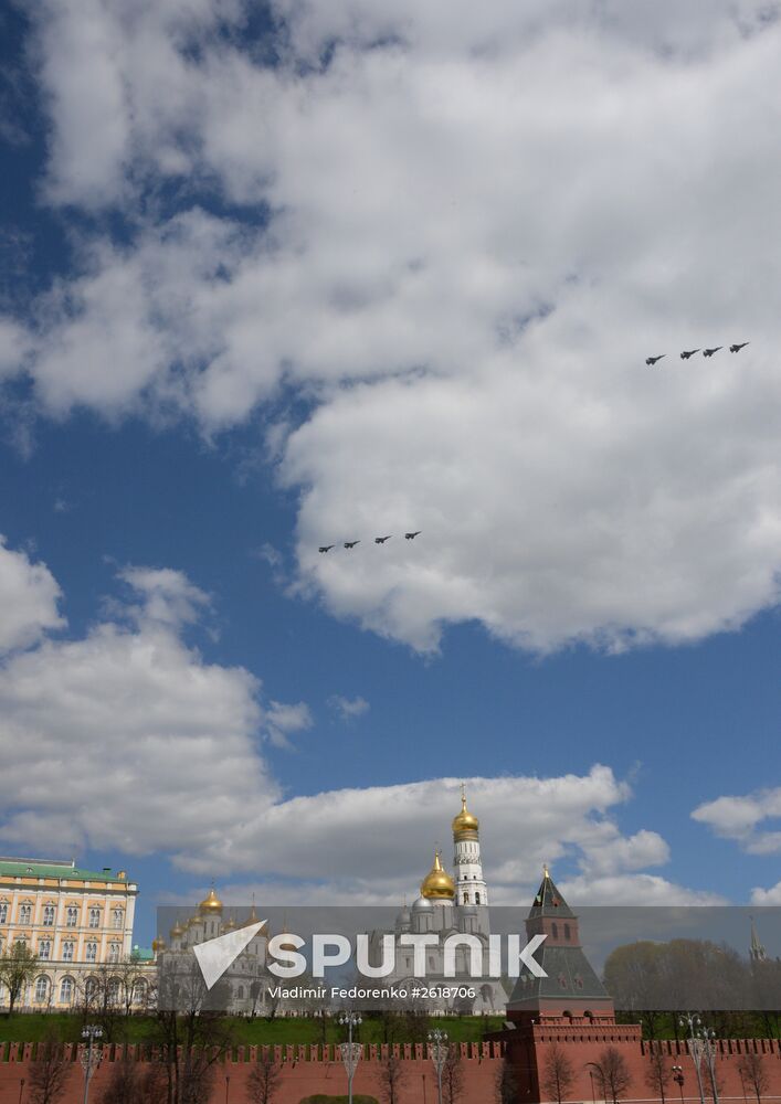 Moscow. Aircraft crews rehearse for parade marking 70th anniversary of victory in the Great Patriotic War