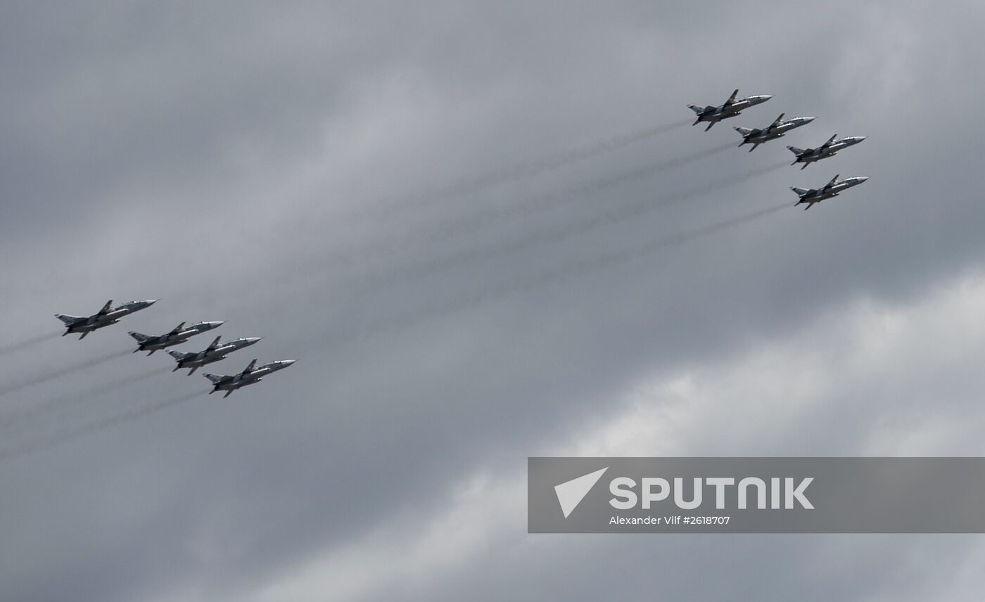 Moscow. Aircraft crews train for parade marking 70th anniversary of victory in the Great Patriotic War