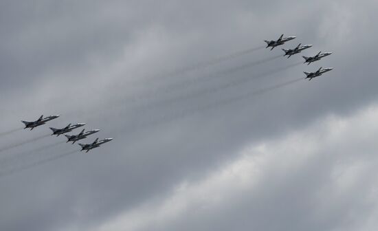 Moscow. Aircraft crews train for parade marking 70th anniversary of victory in the Great Patriotic War