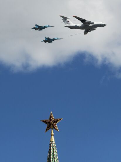 Moscow. Aircraft crews train for parade marking 70th anniversary of victory in the Great Patriotic War