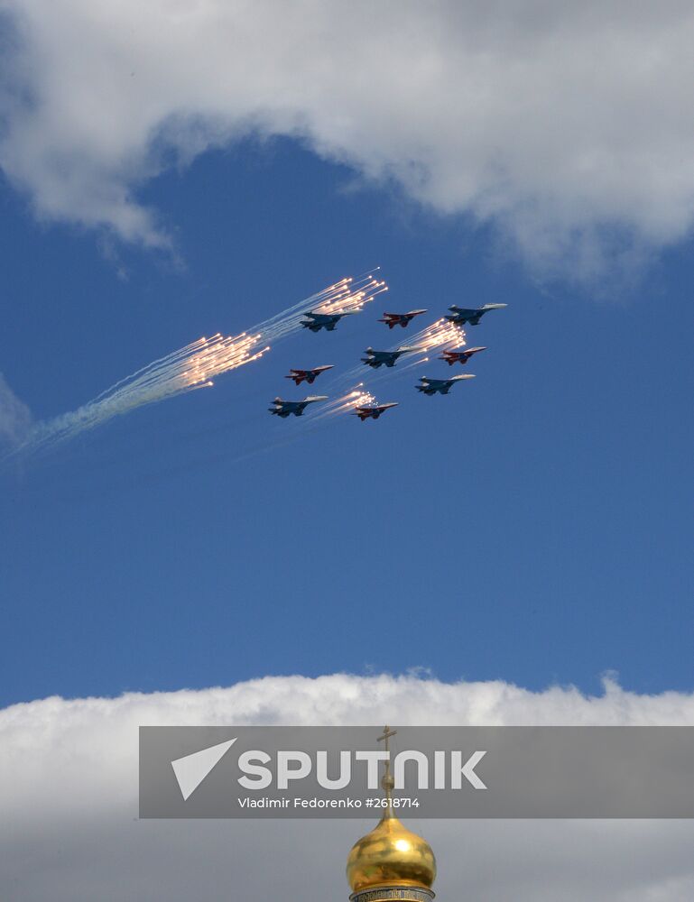 Moscow. Aircraft crews rehearse for parade marking 70th anniversary of victory in the Great Patriotic War