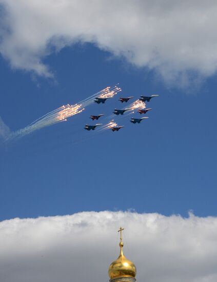 Moscow. Aircraft crews rehearse for parade marking 70th anniversary of victory in the Great Patriotic War