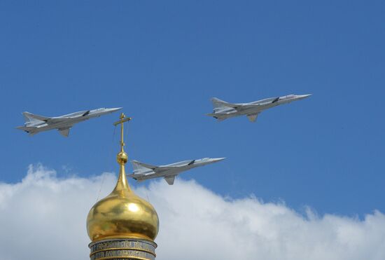 Moscow. Aircraft crews rehearse for parade marking 70th anniversary of victory in the Great Patriotic War