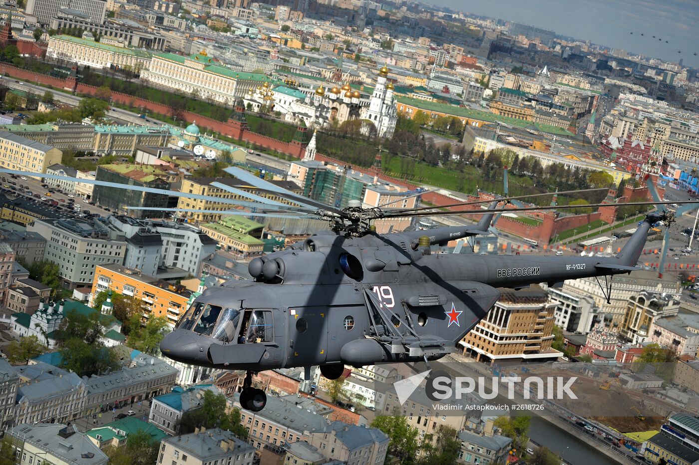 Moscow. Aircraft crews train for parade marking 70th anniversary of victory in the Great Patriotic War