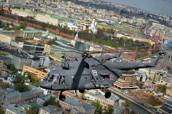 Moscow. Aircraft crews train for parade marking 70th anniversary of victory in the Great Patriotic War
