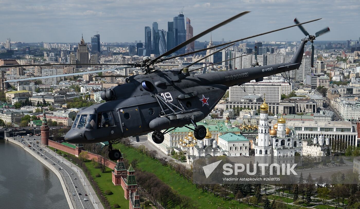Moscow. Aircraft crews train for parade marking 70th anniversary of victory in the Great Patriotic War