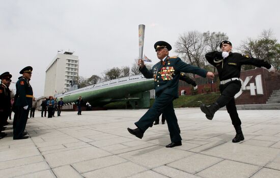 Lighting a torch at the Pacific Fleet's Combat Glory memorial in Vladivostok