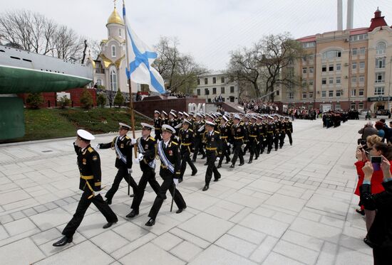 Lighting a torch at the Pacific Fleet's Combat Glory memorial in Vladivostok