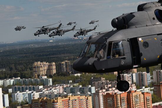 Moscow. Aircraft crews train for parade marking 70th anniversary of victory in the Great Patriotic War