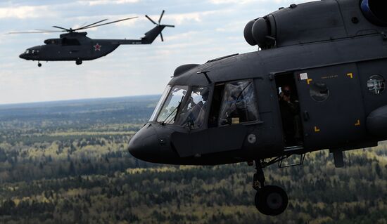 Moscow. Aircraft crews train for parade marking 70th anniversary of victory in the Great Patriotic War