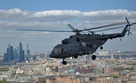 Moscow. Aircraft crews train for parade marking 70th anniversary of victory in the Great Patriotic War