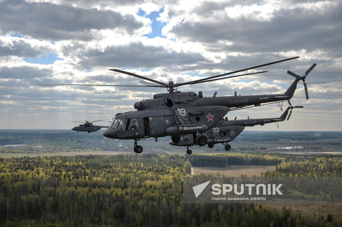 Moscow. Aircraft crews train for parade marking 70th anniversary of victory in the Great Patriotic War