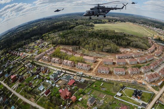 Moscow. Aircraft crews train for parade marking 70th anniversary of victory in the Great Patriotic War