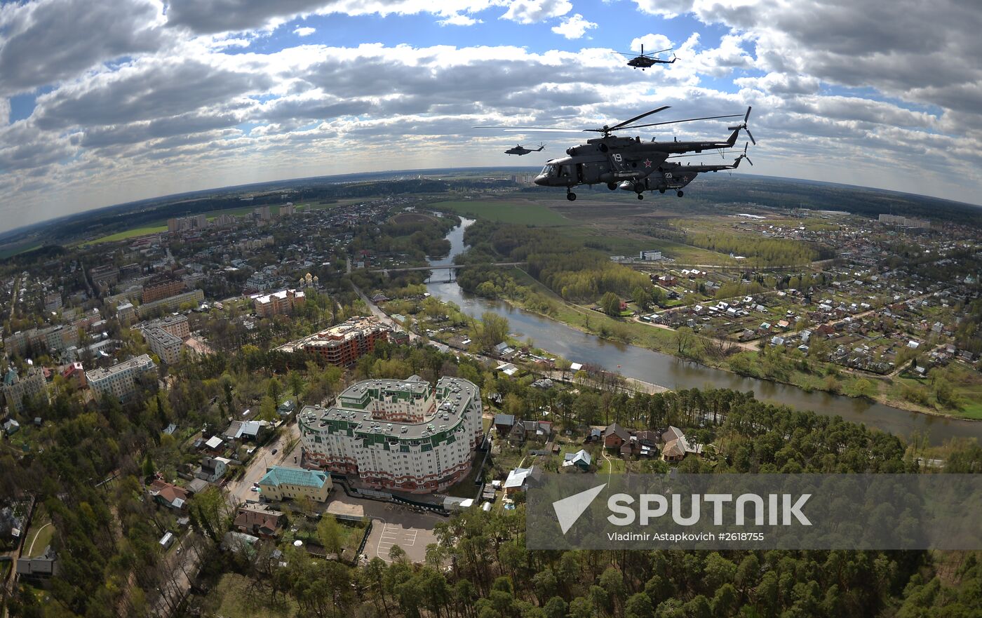 Moscow. Aircraft crews train for parade marking 70th anniversary of victory in the Great Patriotic War