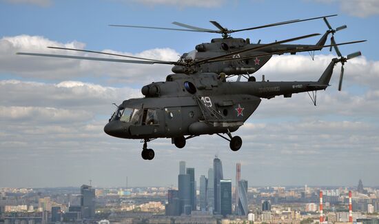 Moscow. Aircraft crews train for parade marking 70th anniversary of victory in the Great Patriotic War