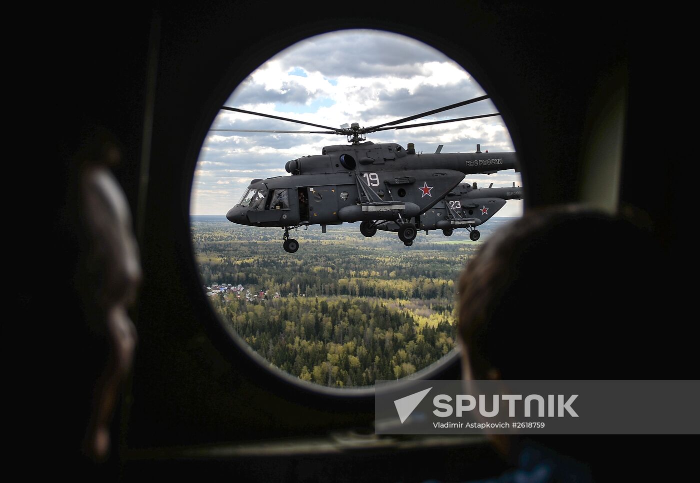 Moscow. Aircraft crews train for parade marking 70th anniversary of victory in the Great Patriotic War