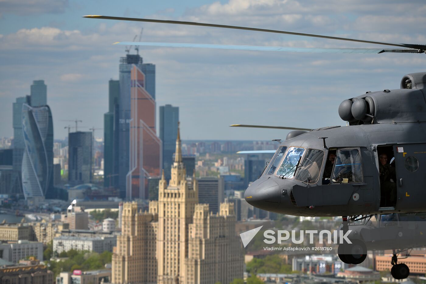 Moscow. Aircraft crews train for parade marking 70th anniversary of victory in the Great Patriotic War