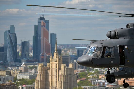 Moscow. Aircraft crews train for parade marking 70th anniversary of victory in the Great Patriotic War