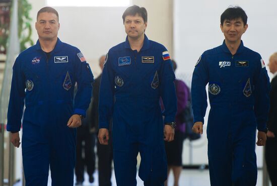 Crews of ISS expeditions 44/45 in training in Star City