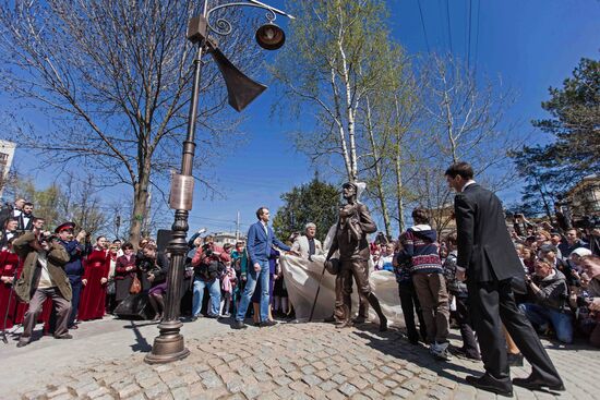 Monument to radio announcer Yury Levitan unveiled in Vladimir