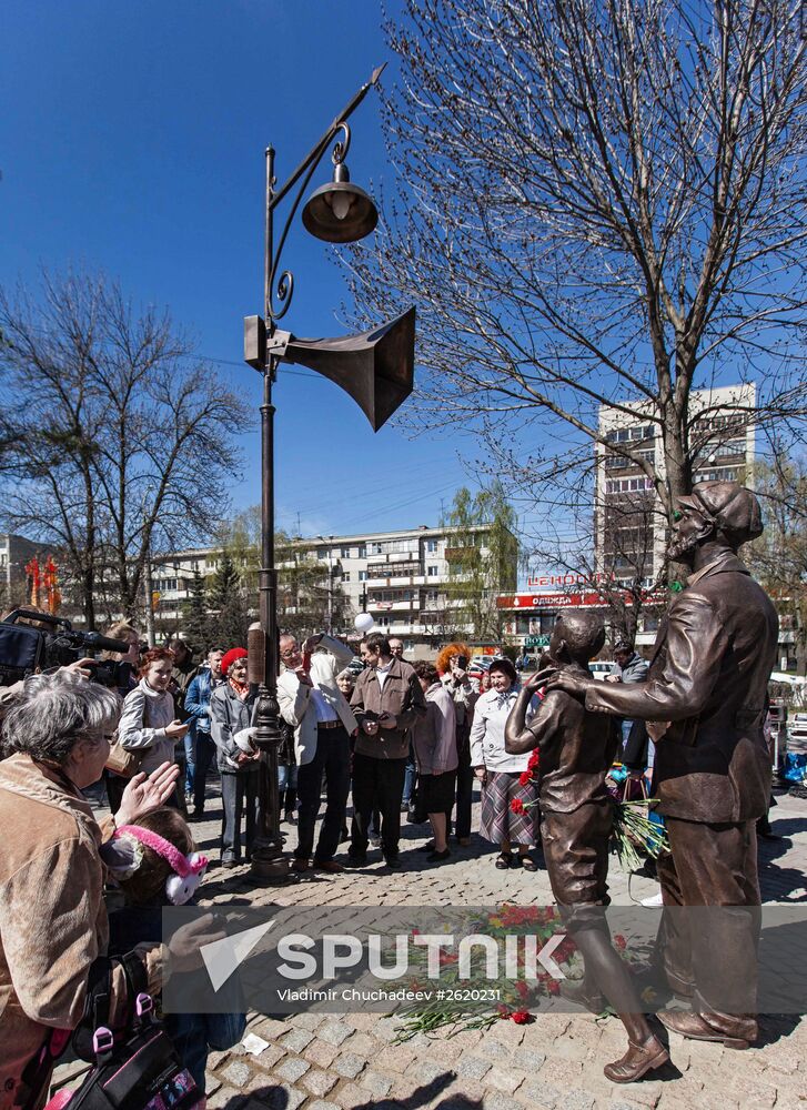 Monument to radio announcer Yury Levitan unveiled in Vladimir
