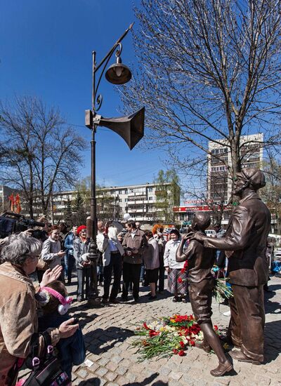 Monument to radio announcer Yury Levitan unveiled in Vladimir