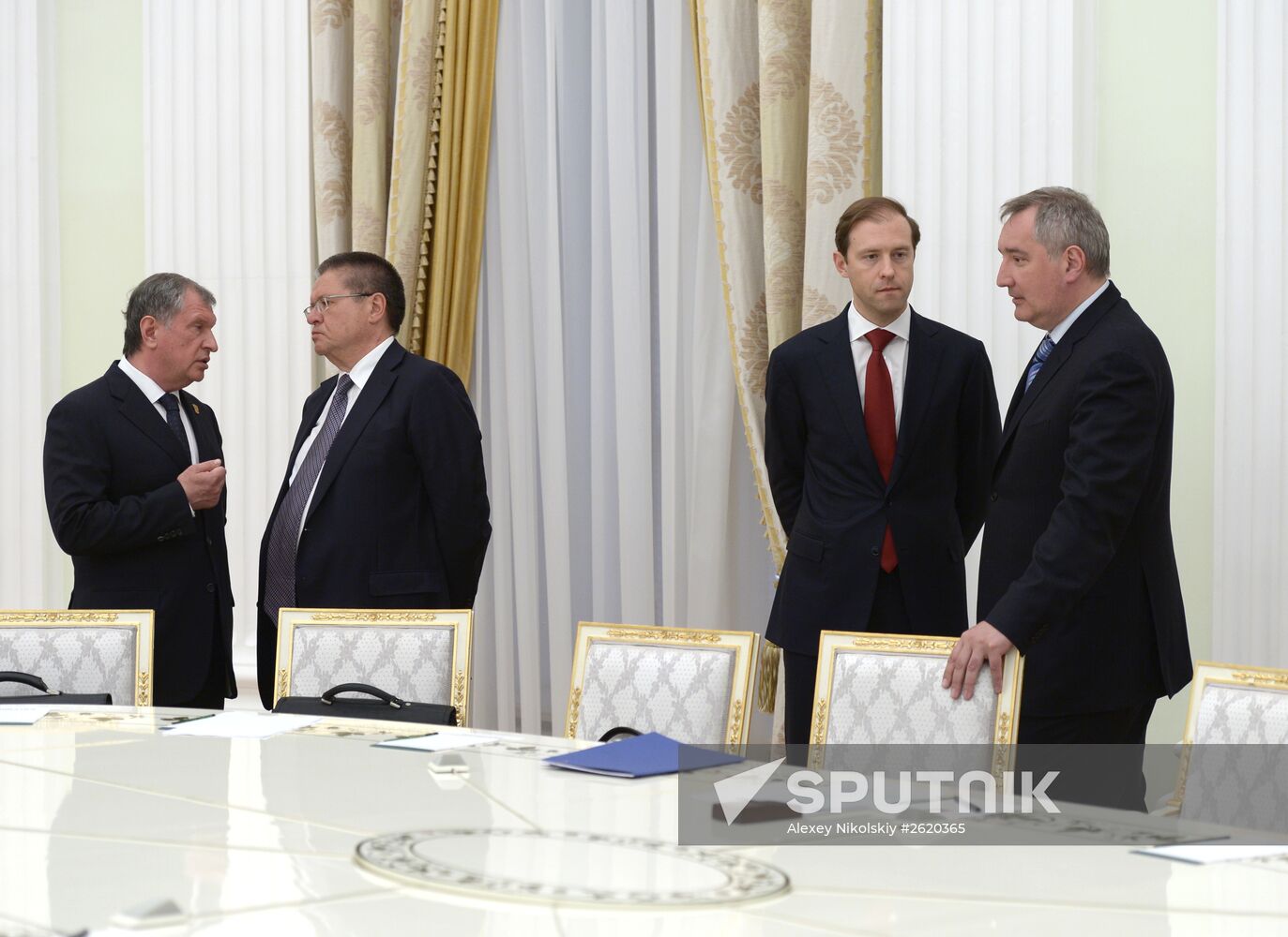 President Putin meets with Cuba's State Council and Cabinet Chairman Raul Castro