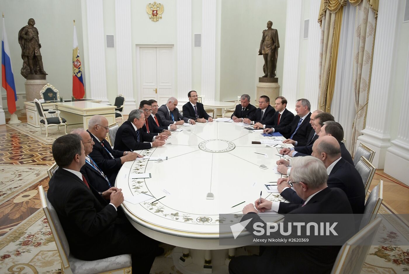 President Putin meets with Cuba's State Council and Cabinet Chairman Raul Castro