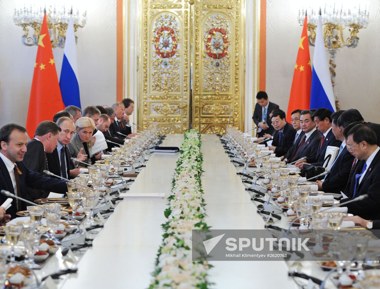 Russian President Vladimir Putin meets with Chinese President Xi Jinping