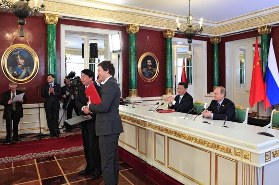 Vladimir Putin and Xi Jinping sign joint documents and make statements for the press