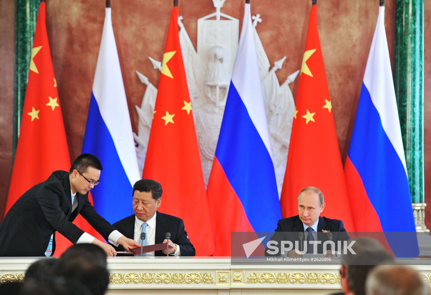 Vladimir Putin and Xi Jinping sign joint documents and make statements for the press