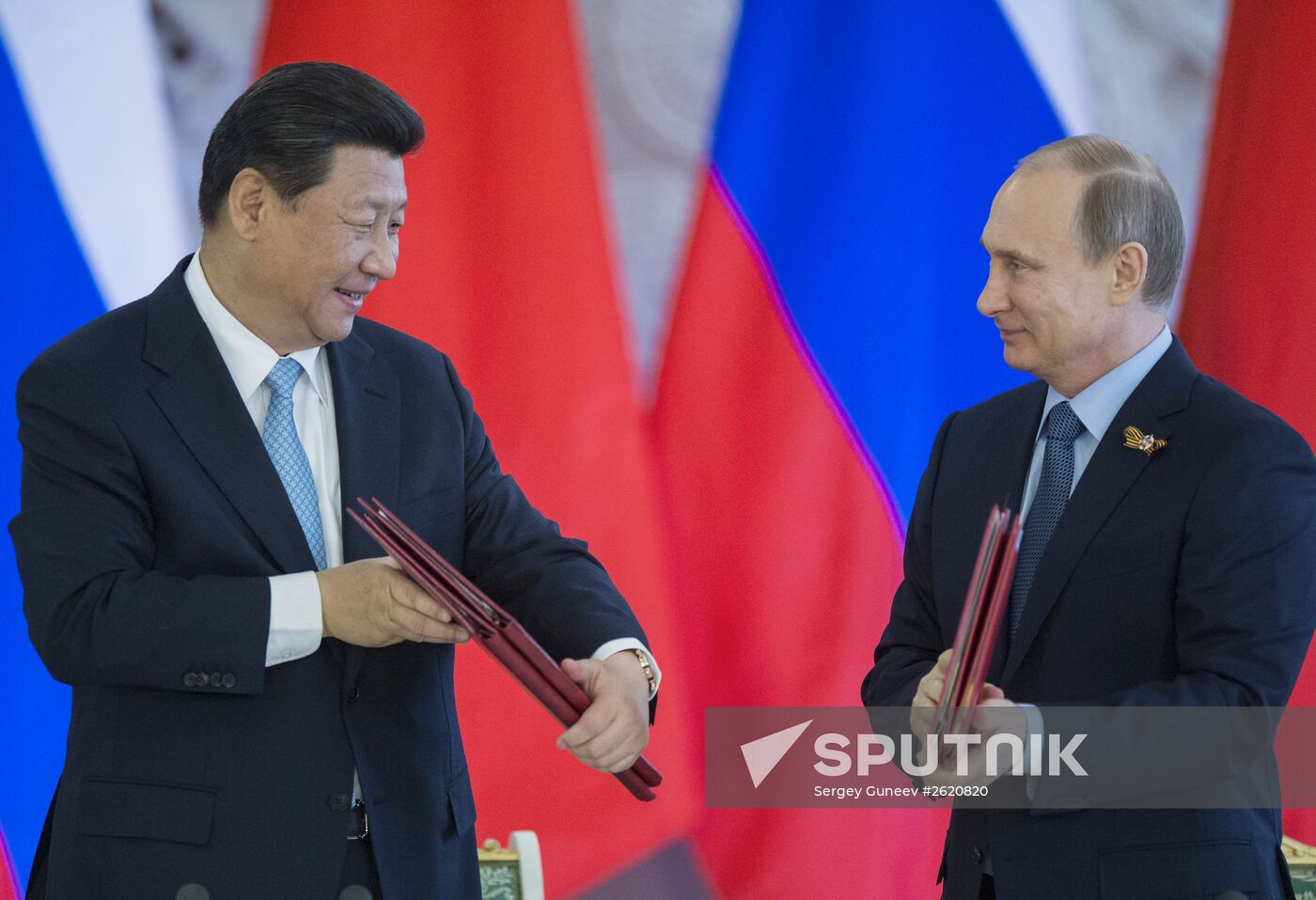 Vladimir Putin and Xi Jinping sign joint documents and make statements for the press