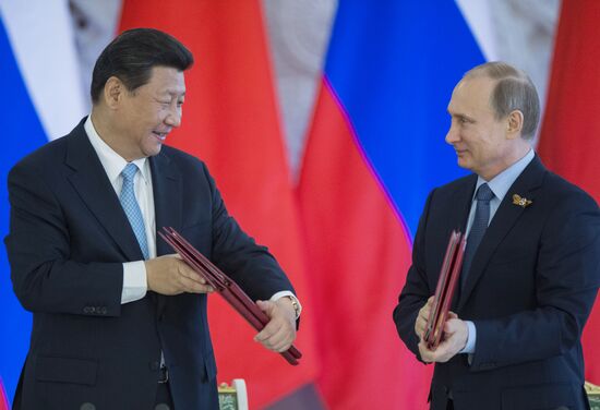 Vladimir Putin and Xi Jinping sign joint documents and make statements for the press