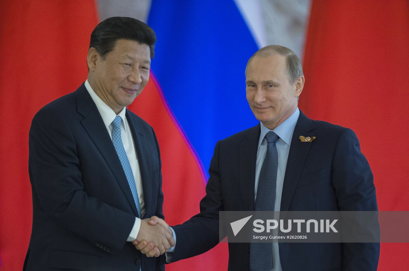 Vladimir Putin and Xi Jinping sign joint documents and make statements for the press