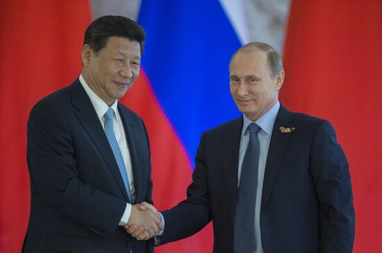 Vladimir Putin and Xi Jinping sign joint documents and make statements for the press