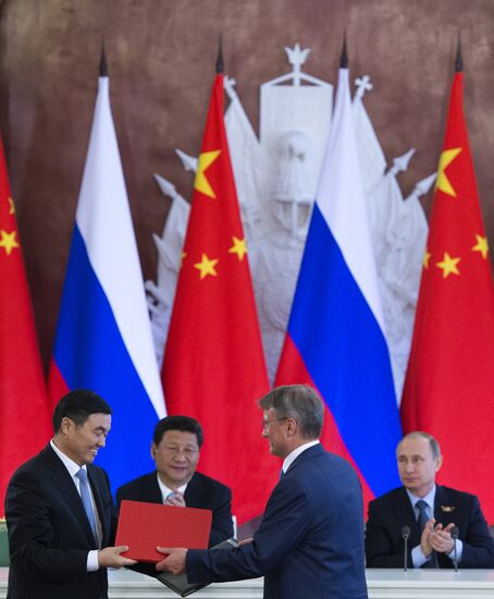 Vladimir Putin and Xi Jinping sign joint documents and make statements for the press
