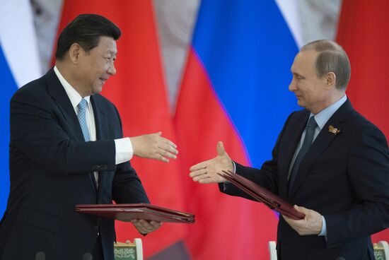 Vladimir Putin and Xi Jinping sign joint documents and make statements for the press