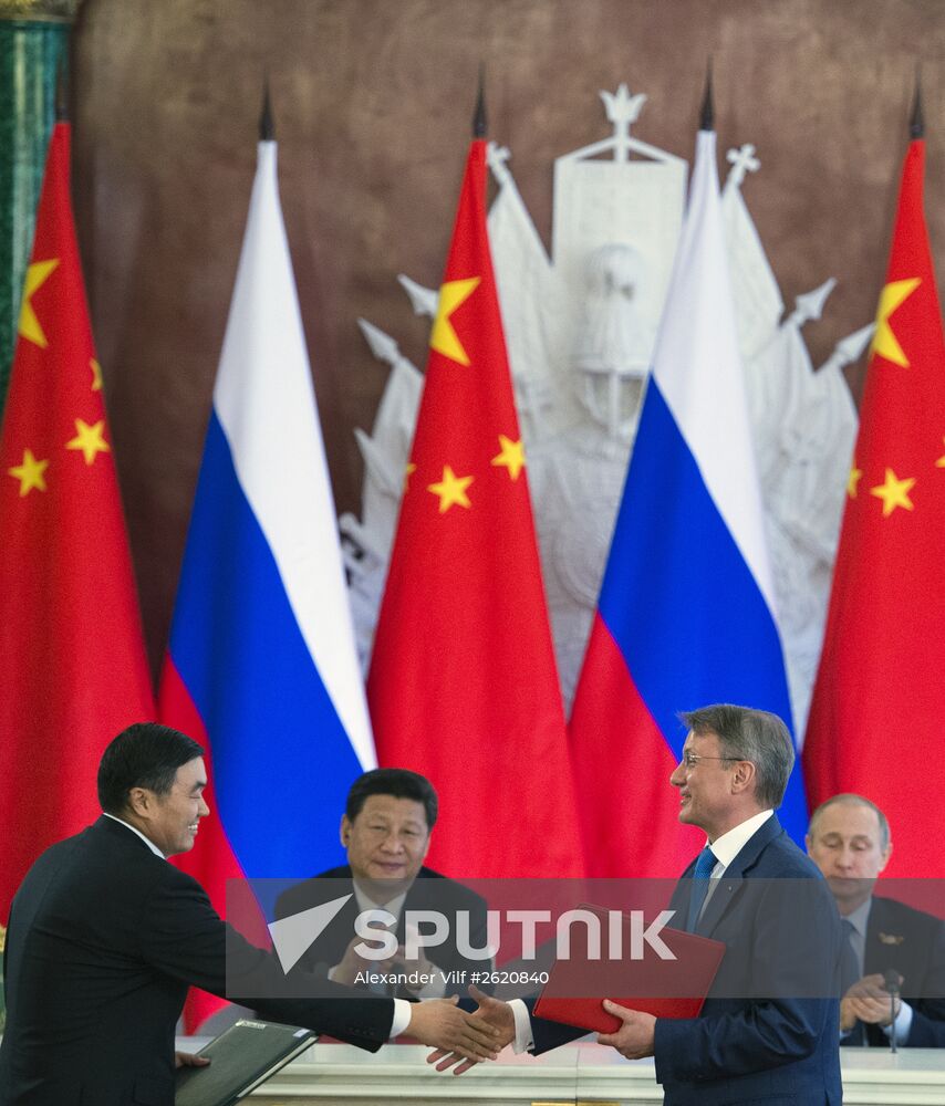 Vladimir Putin and Xi Jinping sign joint documents and make statements for the press