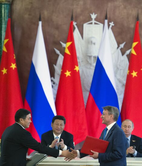 Vladimir Putin and Xi Jinping sign joint documents and make statements for the press
