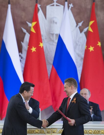 Vladimir Putin and Xi Jinping sign joint documents and make statements for the press